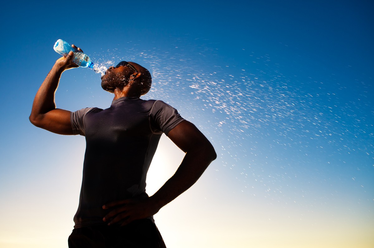 Удовлетворение жажды. Креативное фото с бутылкой воды. Sportmen drinking Water. Жажда ощущений. Негр с бутылкой воды.