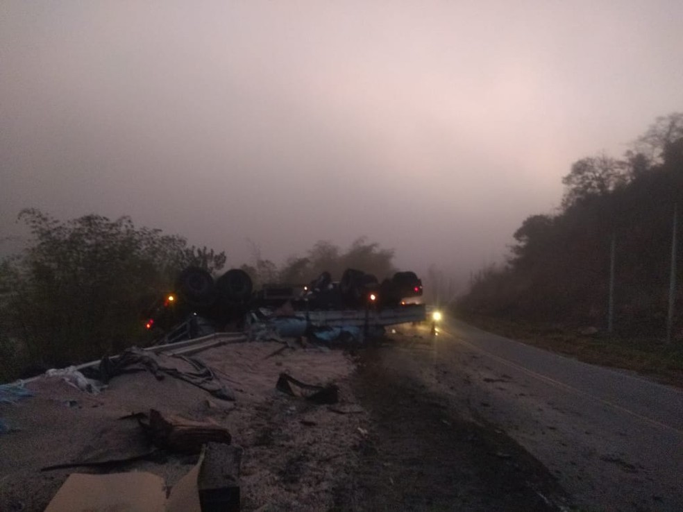 Caminhoneiro morre após cair em ribanceira na BR-101, no sul da Bahia — Foto: Reprodução/TV Bahia