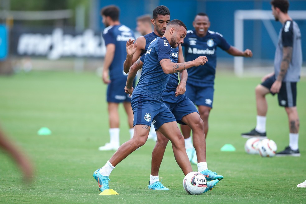 Grêmio enxuga elenco com saídas, mas ainda tenta atingir meta de redução da folha salarial