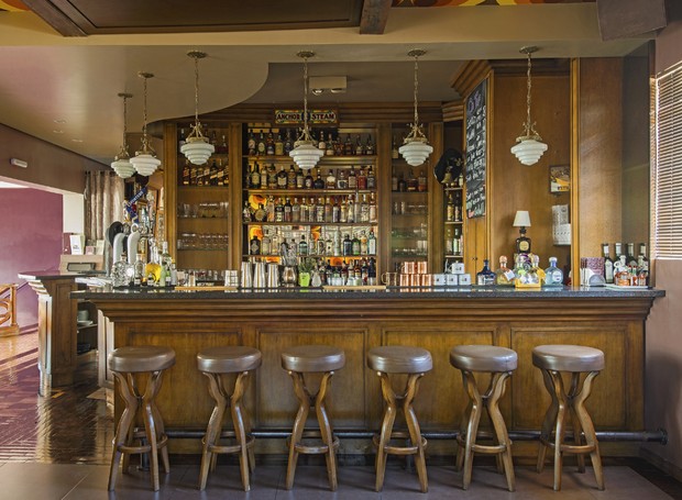 O bar resgata a cultura glamourosa dos drinks e oferece petiscos pensados para compartilhar (Foto: Cristiano Carniel/Divulgação)