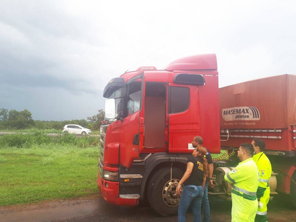 Motorista foi encontrado morto Ã s margens de rodovia â€” Foto: PolÃ­cia Militar de Mato Grosso/DivulgaÃ§Ã£o
