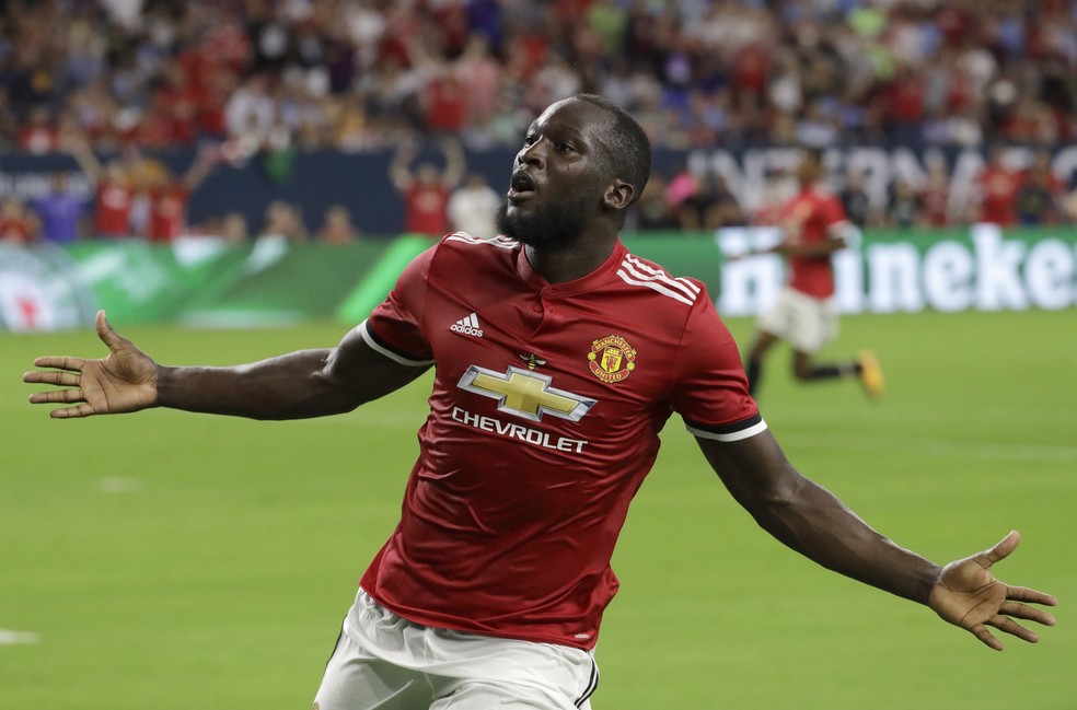 Lukaku celebra gol com a camisa do Manchester United: Tinder deve estampar marca na manga esquerda (Foto: David J. Phillip/Reuters)