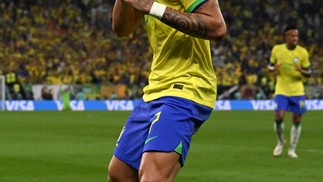 Lucas Paquetá comemora com dancinha quarto gol do Brasil — Foto: PABLO PORCIUNCULA/AFP