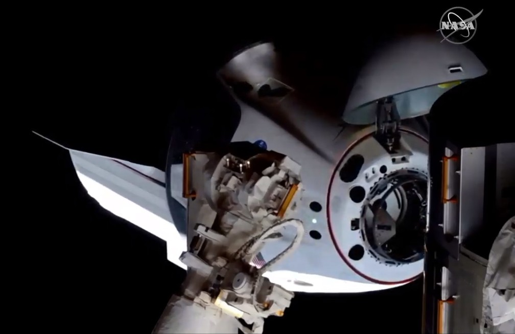 Nave da SpaceX acopla à estação espacial internacional — Foto: Reprodução/Nasa