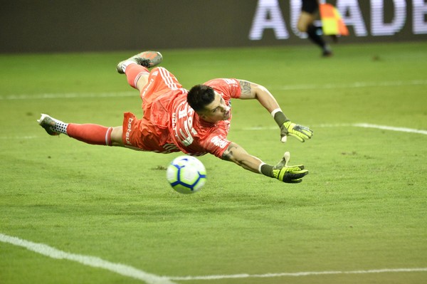 [ENQUETE] Volpi azarado? Goleiro são-paulino sofre gol no clássico após bola bater em suas costas e entrar
