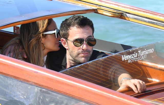 VENICE, ITALY - SEPTEMBER 09: Ben Affleck and Jennifer Lopez arrive at the 78th Venice International Film Festival on September 09, 2021 in Venice, Italy. (Photo by Jacopo Raule/Getty Images) (Foto: Getty Images)