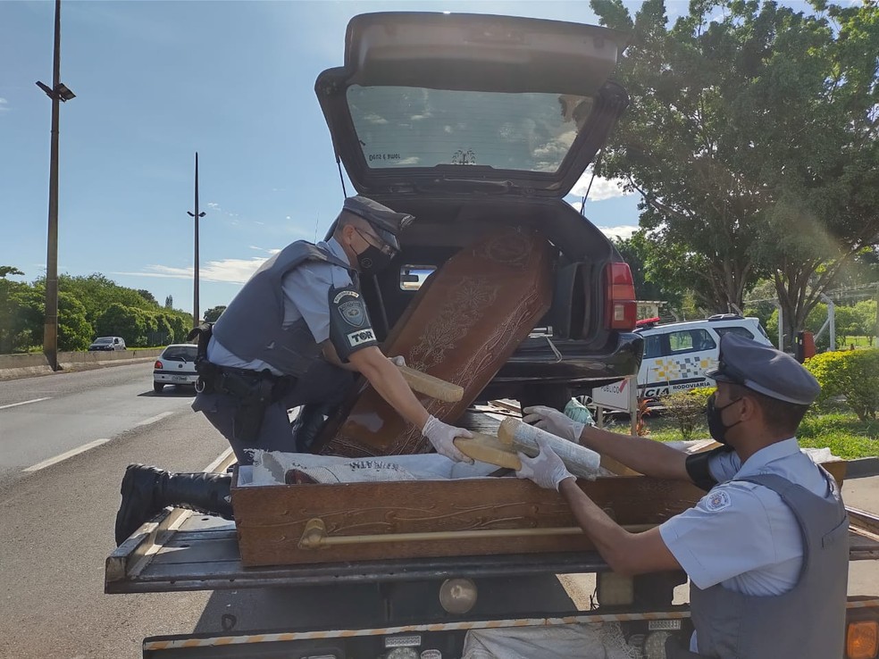Droga estava dentro do carro da funerária que era guinchado e foi abordado na Raposo Tavares em Assis — Foto: Polícia Rodoviária / Divulgação