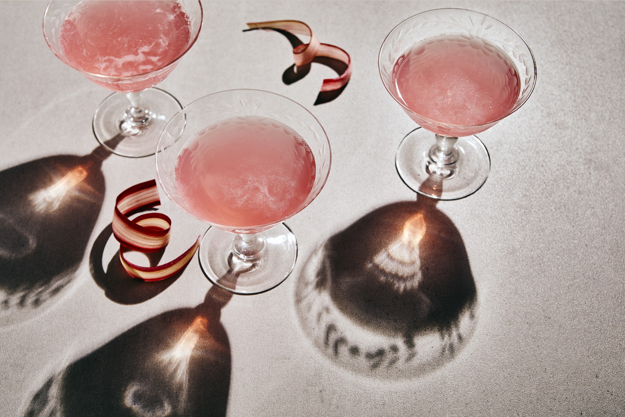 3 glasses of rhubarb sparkling mocktail or wine on grey table with dark shadows (Foto: Getty Images)
