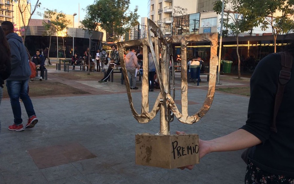Catraca de papel em ato na Zona Oeste de SP (Foto: Vivian Reis/G1)