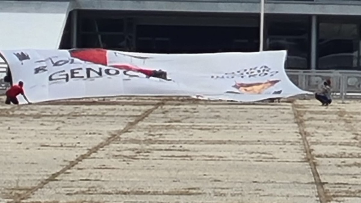 Grupo é preso por estender faixa de protesto contra Bolsonaro em Brasília