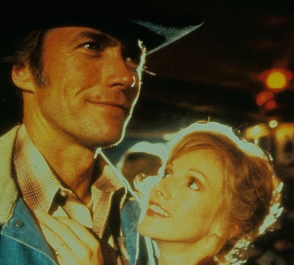 A atriz Sondra Locke em cena com o ator Clint Eastwood (Foto: Reprodução)