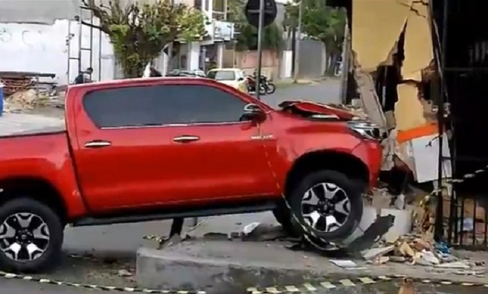 Acidente foi registrado entre as ruas Verbena com Carlos Chagas, no Bairro Bonsucesso, no último sábado (21) — Foto: TV Verdes Mares/Reprodução