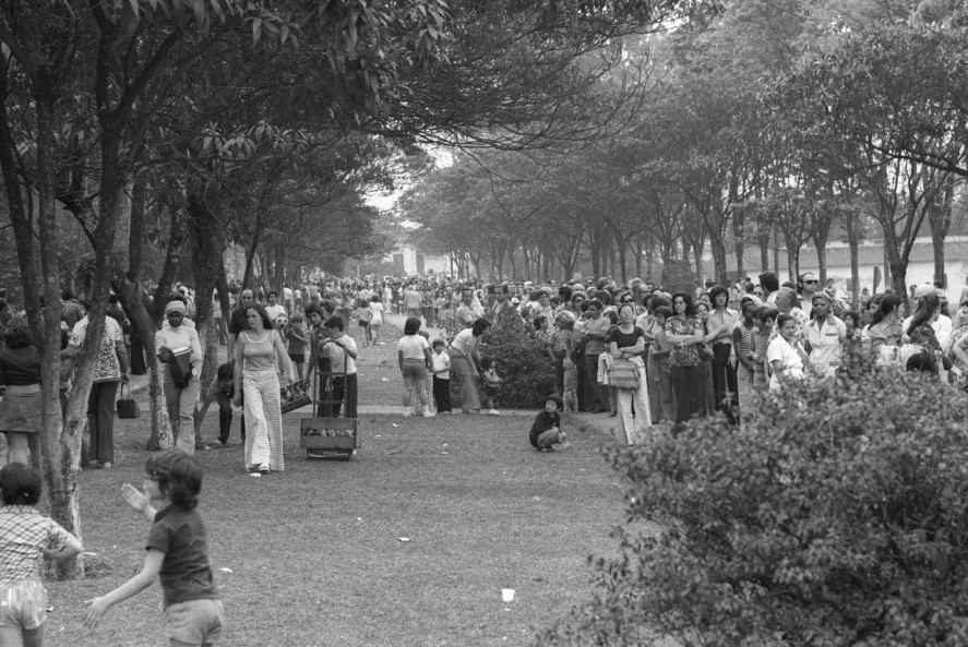 Multidão no Instituto Butantã, São Paulo, para tomar vacina contra meningite, em 14 de setembro de 1974