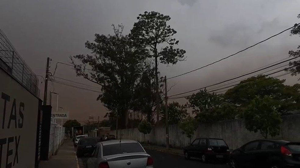 Nuvem de poeira escureceu o céu de Araraquara — Foto: CBN Araraquara