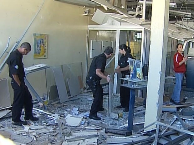 Quadrilha explode agência bancária em Pinhalzinho, SP (Foto: Reprodução EPTV)