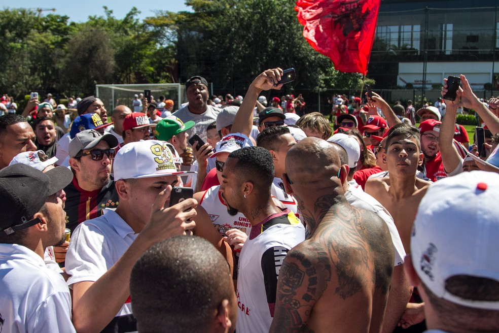 Wesley é rodeado por torcedores em invasão (Foto: MARIVALDO OLIVEIRA / Agência Estado)