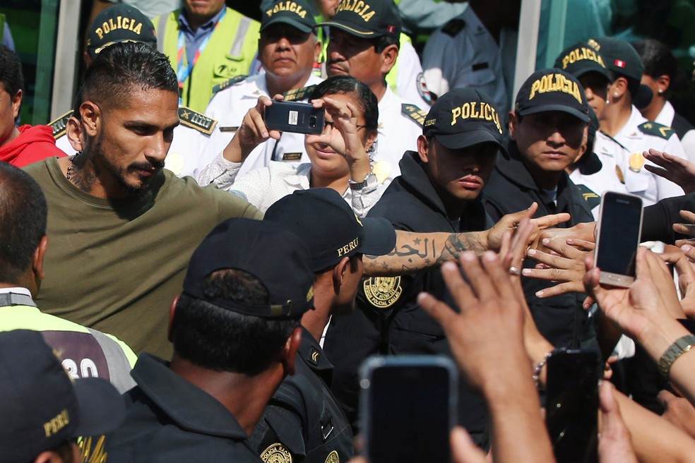 Guerrero cumprimenta torcedores na chegada a Lima (Foto: Reuters)
