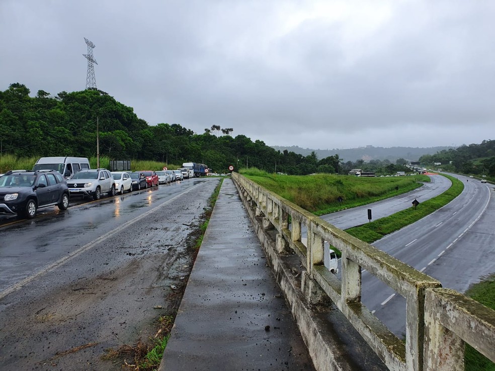 Motoristas da BR-324 enfrentam engarramento de até 6 Km por causa de cratera aberta na via. — Foto: Naiá Braga / TV Bahia 
