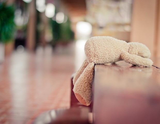 urso pelúcia esquecido perdeu perder esquecimento brinquedo  triste (Foto: thinkstock)