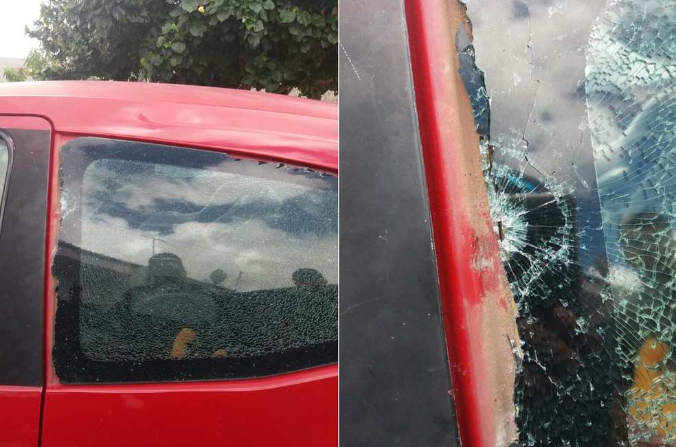 Vidro quebrou após o carro ser atingido entre as janelas laterais (Foto: Cedida ao G1)