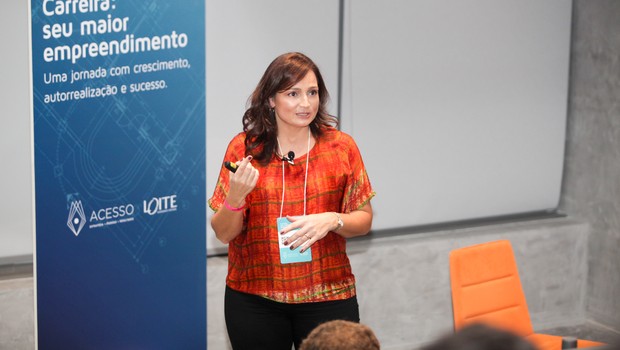 Fernanda Thees fala sobre o poder das escolhas durante seu TED Talk no Cubo Itaú (Foto: Denis Ribeiro/Divulgação)