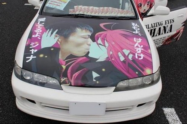 G1 - Japonês estampa 'beijo' e declaração de amor a heroína de anime em  capô - notícias em Planeta Bizarro