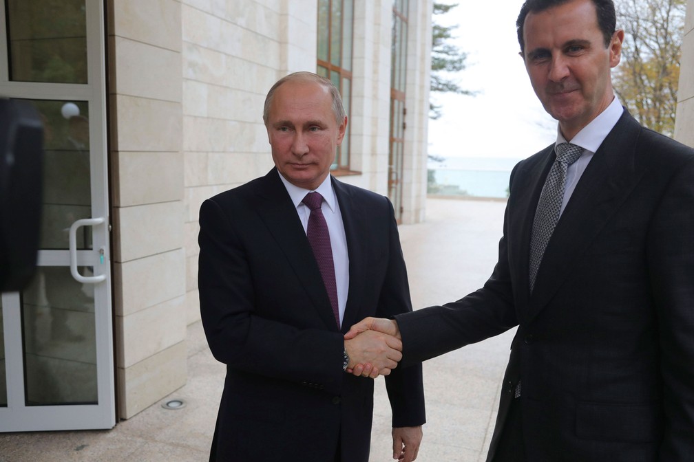 Presidente russo, Vladimir Putin, e presidente sírio, Bashar al-Assad, encontraram-se em 20 de novembro de 2017 na residência de veraneio do presidente russo no balneário de Sochi, às margens do Mar Negro (Foto: Mikhail Klimentyev/Sputnik/Kremlin via Reuters)