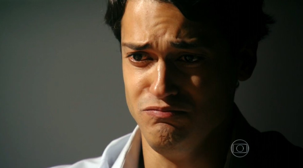 Hélio (Raphael Vianna) se emociona após conversa com Samuel (Juca de Oliveira) na delegacia - 'Flor do Caribe' — Foto: Globo