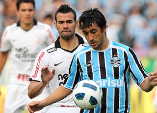 Caça ao 10: Grêmio testou mais de um time de meias antes de Douglas voltar