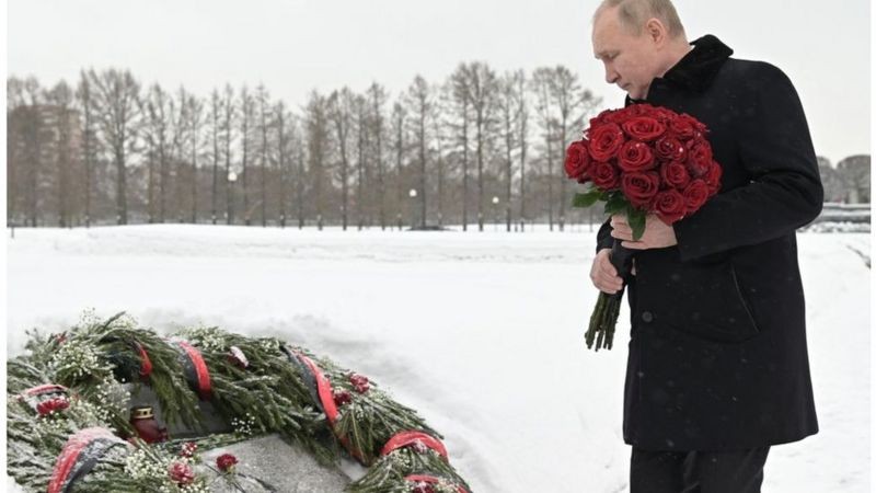 Putin em solenidade em memória às vítimas de cerco a Leningrado (Foto: AFP via BBC News)