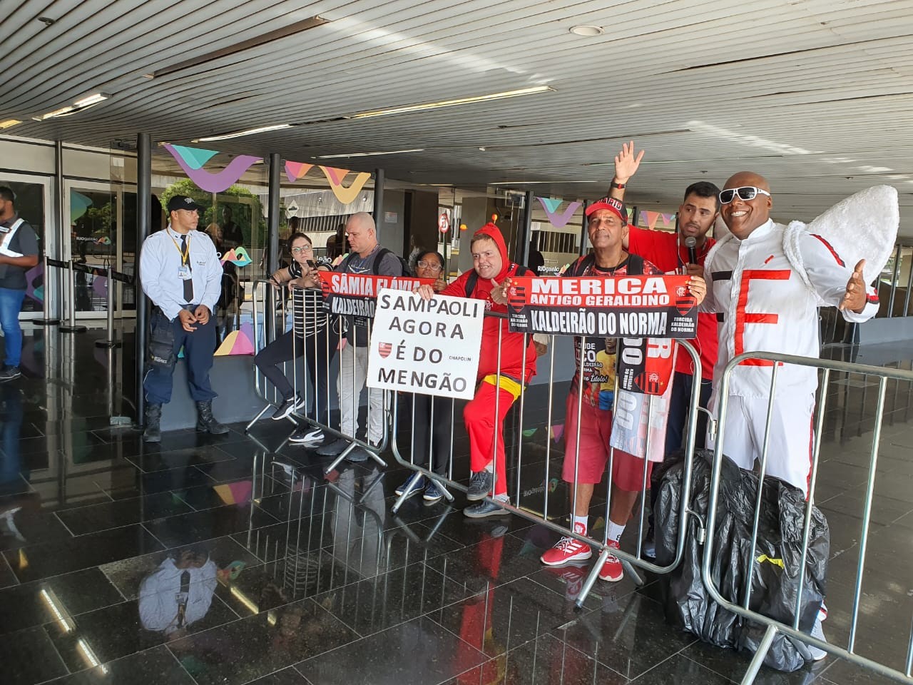 Poucos torcedores esperaram o novo técnico do Flamengo Foto: Roberto Moreyra / Agência O Globo