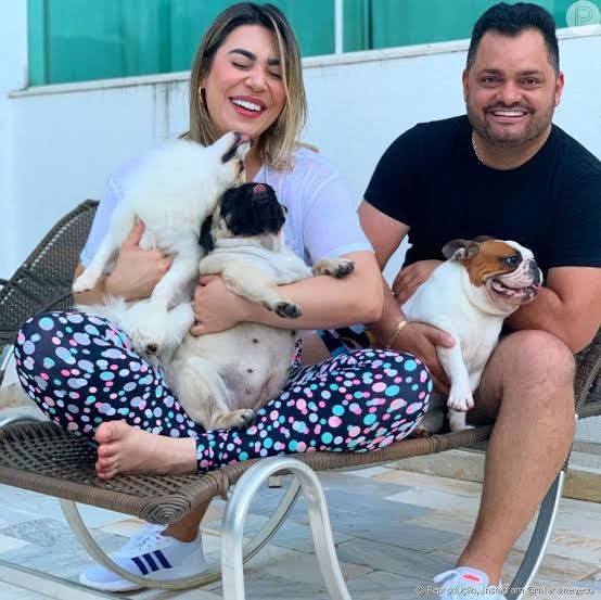 Naiara Azevedo com Rafael Cabral e suas três cachorras  (Foto: Arquivo pessoal)