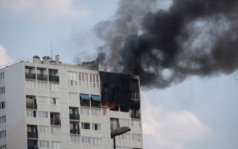 IncÃªndio atingiu os cinco Ãºltimos andares do prÃ©dio na periferia de Paris (Foto: Thomas Samson/AFP)