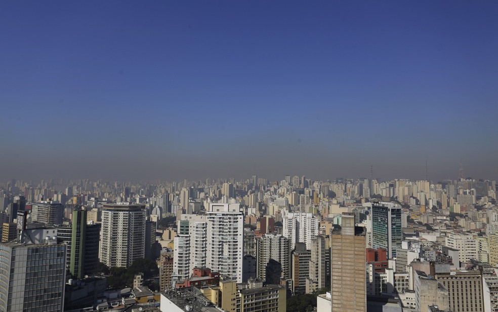 Grande camada de poluição é vista no céu da região central de São Paulo na manhã desta segunda-feira (16)  — Foto: Nelson Antoine/Estadão Conteúdo