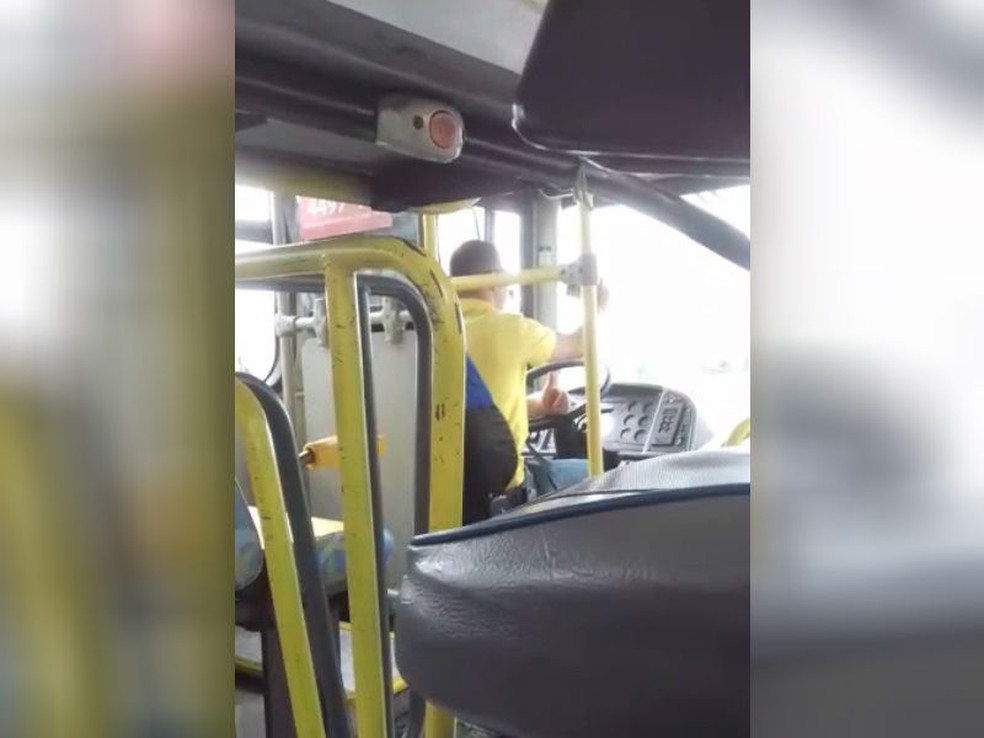 Passageiro flagra motorista de ônibus fazendo 'selfie 