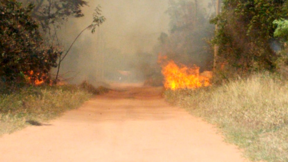 Labaredas chegaram perto de algumas vias de acesso ao bairro — Foto: Arquivo pessoal