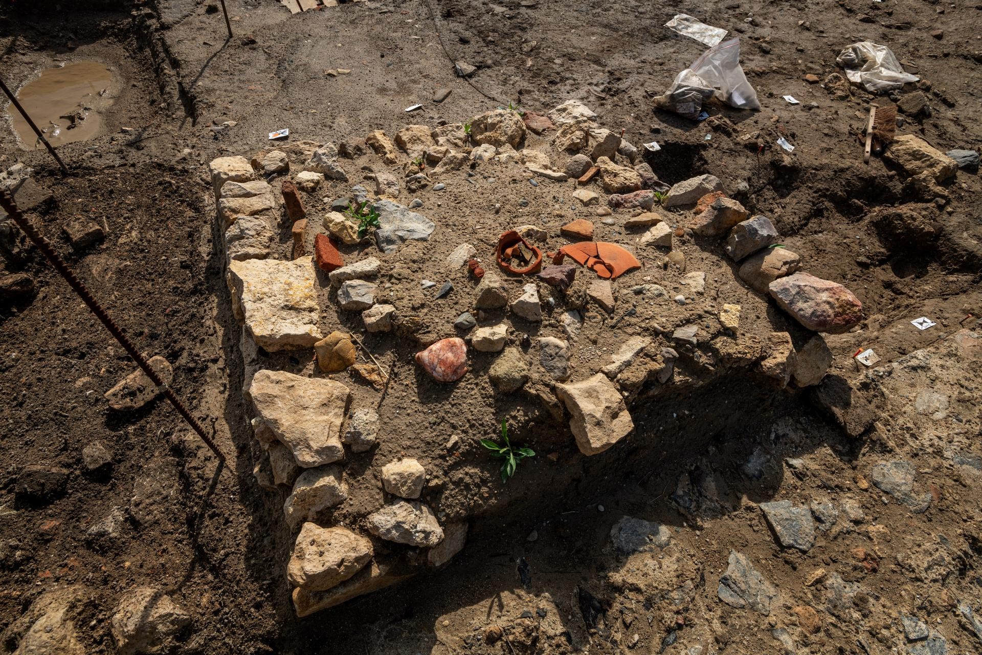 Fragmentos de vasos e artefatos encontrados durante as escavações  (Foto: Divulgação/Inrap)