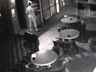Câmeras flagram ladrão nu roubando bar em Taiwan