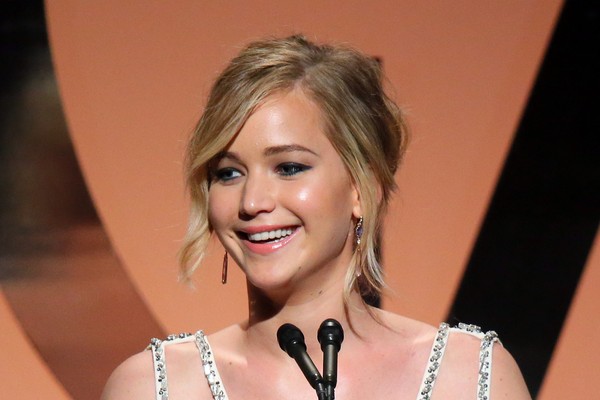 Jennifer Lawrence ficou mais conhecida após interpretar Katniss Everdeen na franquia ‘Jogos Vorazes’ e no último filme desta que foi lançado, surpreendeu ao cantar ‘Hanging Tree’, que se tornou um grande sucesso (Foto: Getty Images)