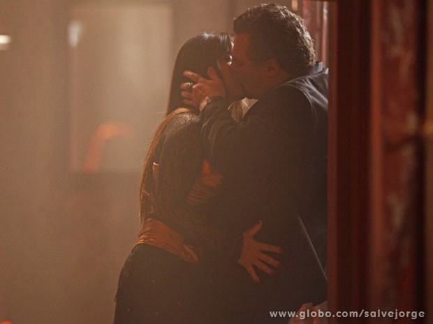 Jô e Russo se beijam (Foto: Salve Jorge/Tv Globo)