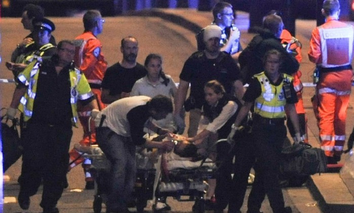 Policiais atendem vítimas na London Bridge  (Foto:  DANIEL SORABJI / AFP   )