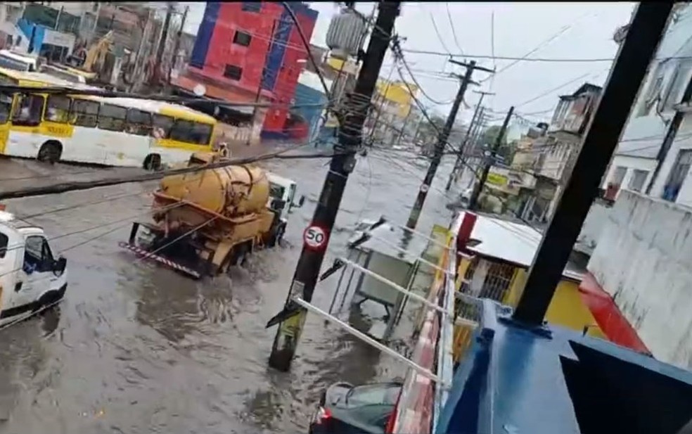 Caminho de Areia - Chuva deixa pontos de alagamento na região da Cidade Baixa, em Salvador — Foto: Reprodução/TV Bahia