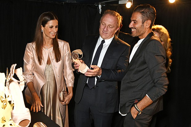 Livia Firth, François-Henri Pinault, CEO of Kering, and Angelo Ruggeri, design director of Sergio Rossi (Foto: Getty)