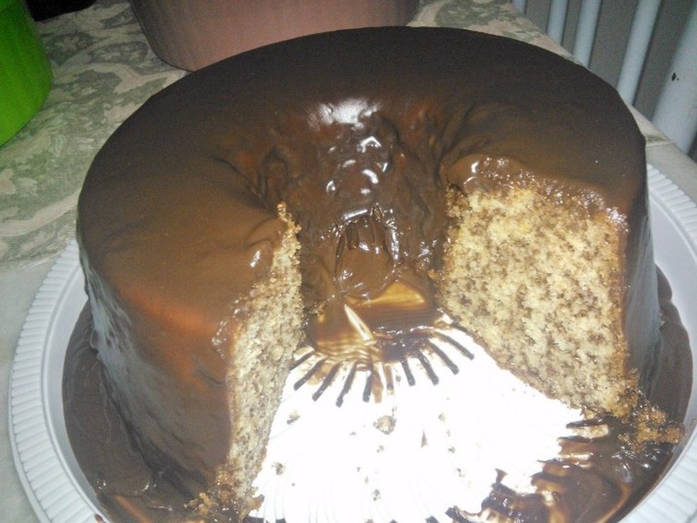 Bolo Formigueiro Com Raspa De Limão E Calda De Chocolate