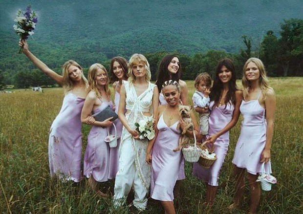 Hanne (de branco) cercada pelas madrinhas em seu casamento, em julho passado.  (Foto: Silja Magg, Imaxtree e Reprodução Instagram)