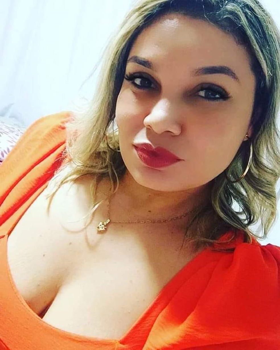 Grazielly Karine Soares Alves de Lima, de 28 anos, foi encontrada morta na madrugada desta quarta-feira (22) com diversas perfurações pelo corpo e parte do cabelo cortado — Foto: Redes sociais/Reprodução