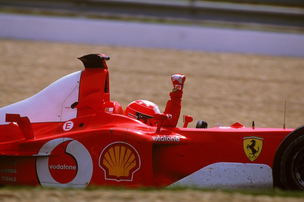 Michael Schumacher comemora a vitória e o pentacampeonato da F1 no GP da França de 2002 — Foto: Bryn Lennon/Getty Images