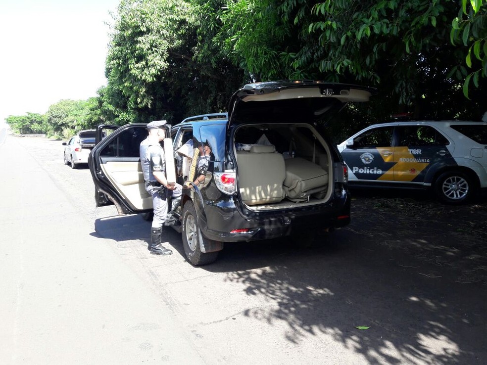 Fiscalização abordou carro 'batedor' e caminhonete com a droga em Rosana (Foto: Cedida/Polícia Militar Rodoviária)