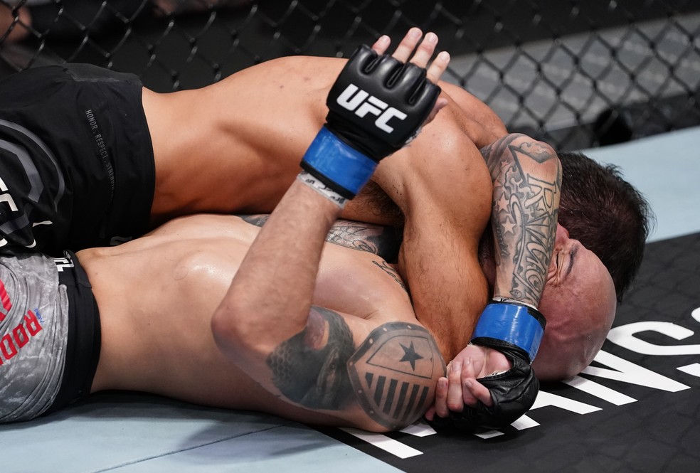 Rani Yahya finaliza Ray Rodriguez com um katagatame no UFC Edwards x Muhammad — Foto: Getty Images