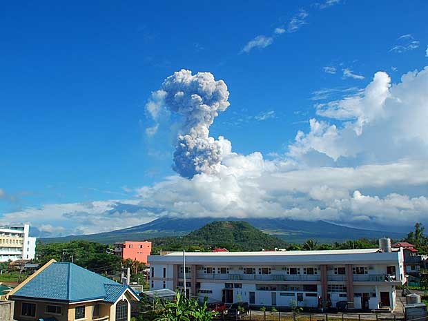 Cinzas vulcânicas saem do vulcão Mayon. (Foto: Allan Imperial / AP Photo)
